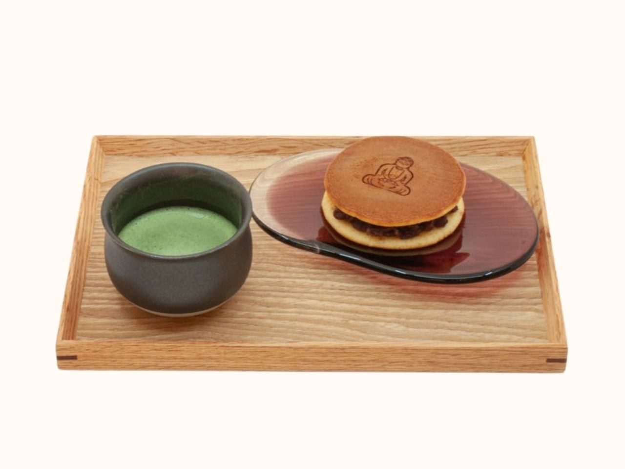 お菓子と抹茶(どら焼き)の写真